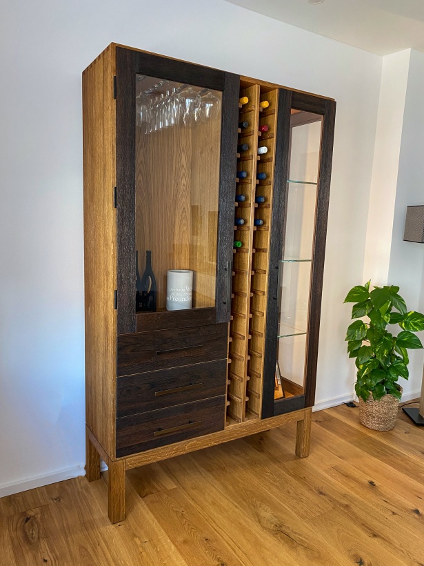 Wein und Gläserschrank