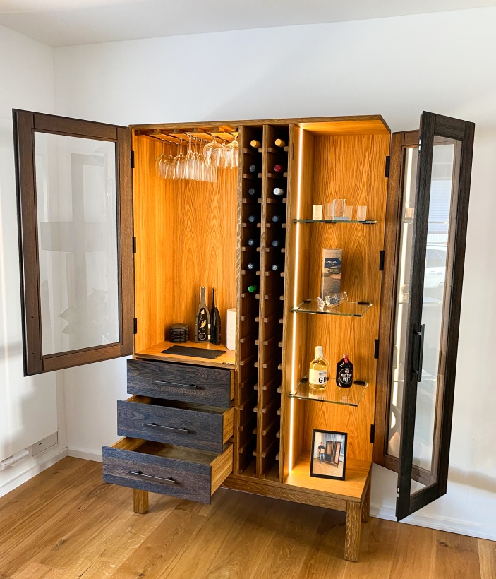 Wein und Gläserschrank