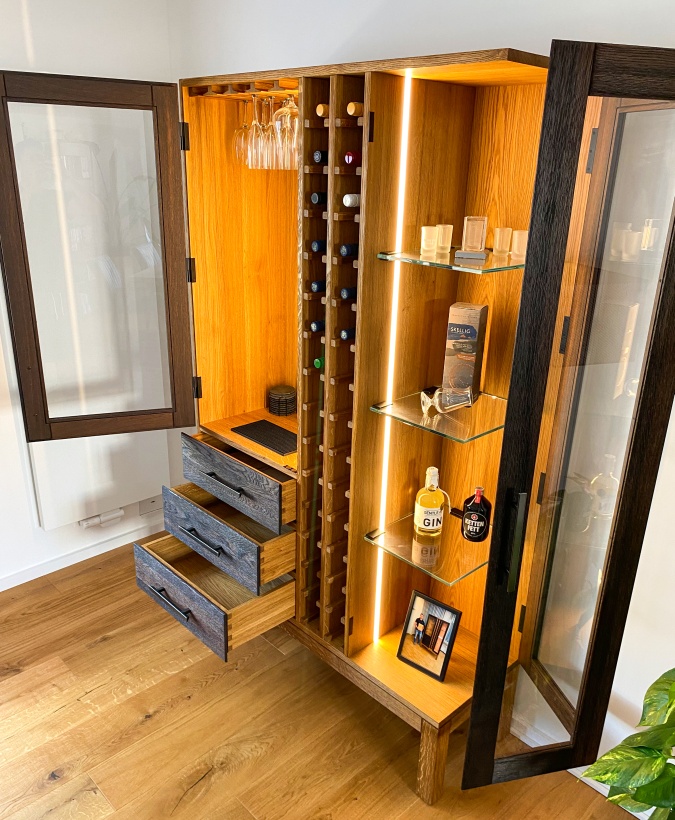 Wein und Gläserschrank